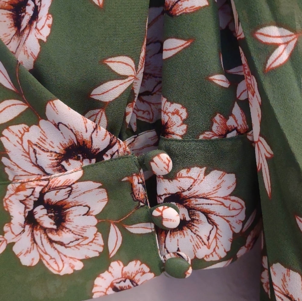 ASTR THE LABEL Green Floral Pleated Sleeve Wrap Blouse. Size Medium. - Picture 5 of 10
